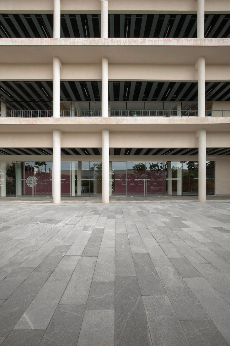 Escuela Bancaria y Comercial, EBC Campus Mérida por IUA Ignacio Urquiza Arquitectos. Fotografía por Estudio Urquiza (Ignacio Urquiza).