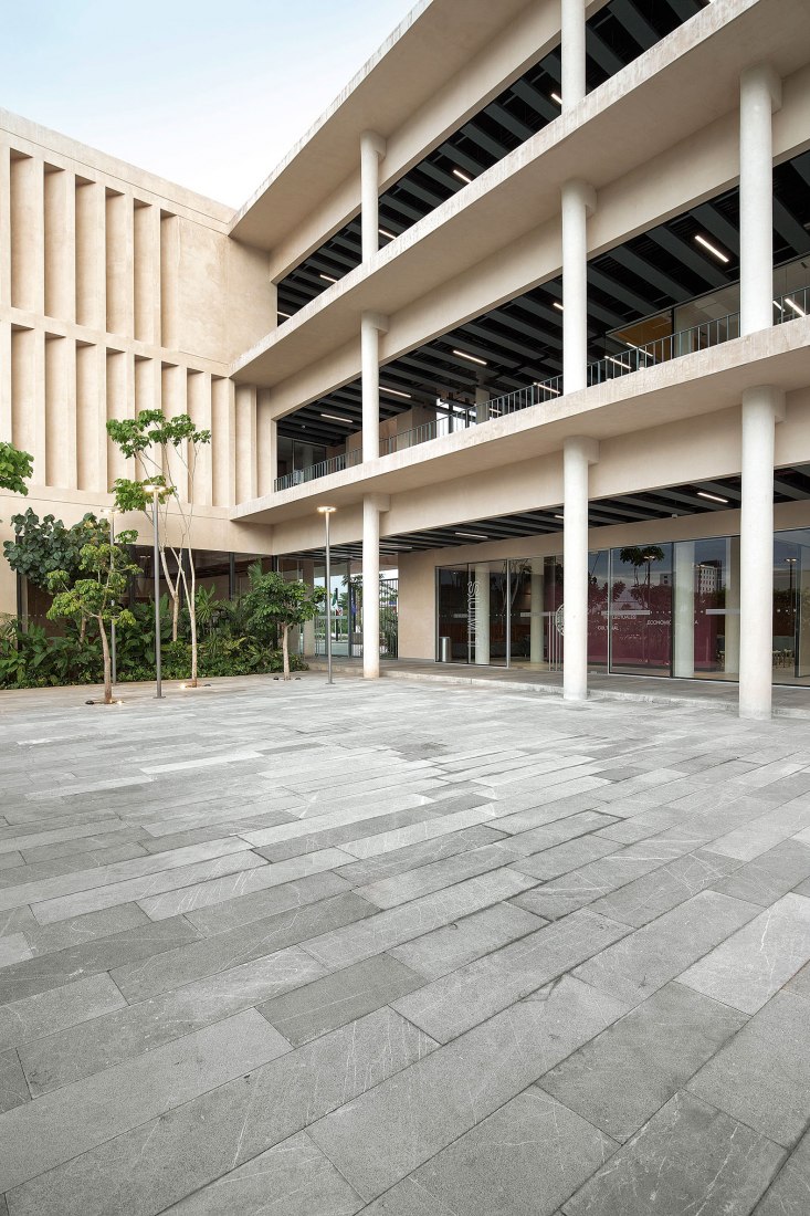 Escuela Bancaria y Comercial, EBC Campus Mérida por IUA Ignacio Urquiza Arquitectos. Fotografía por Estudio Urquiza (Ignacio Urquiza).
