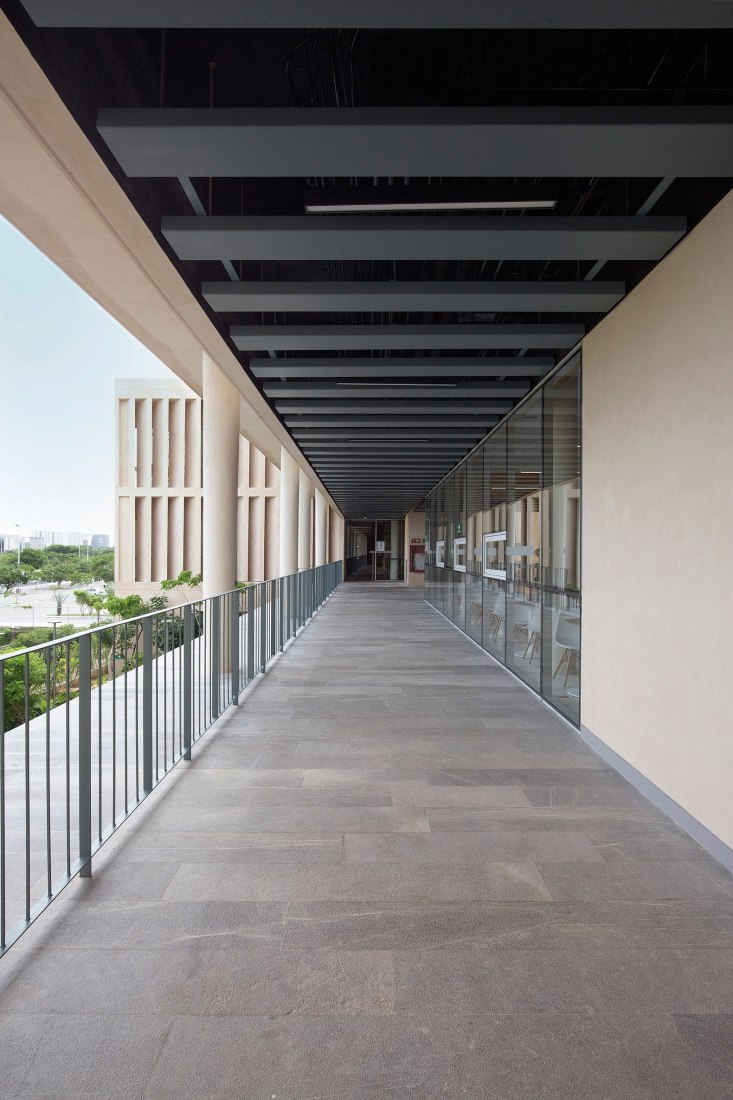 Escuela Bancaria y Comercial, EBC Campus Mérida por IUA Ignacio Urquiza Arquitectos. Fotografía por Estudio Urquiza (Ignacio Urquiza).