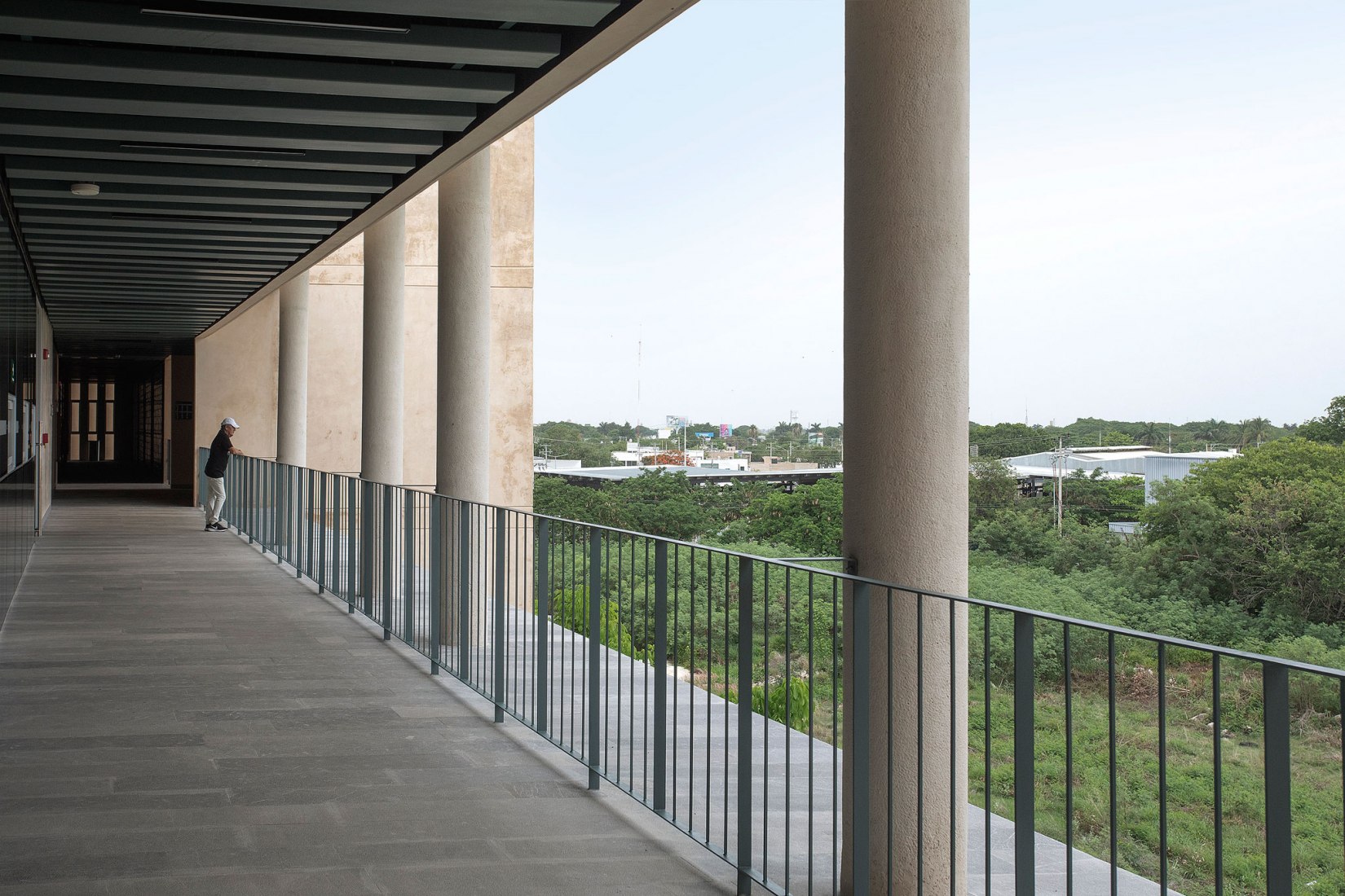 Escuela Bancaria y Comercial, EBC Campus Mérida por IUA Ignacio Urquiza Arquitectos. Fotografía por Estudio Urquiza (Ignacio Urquiza).