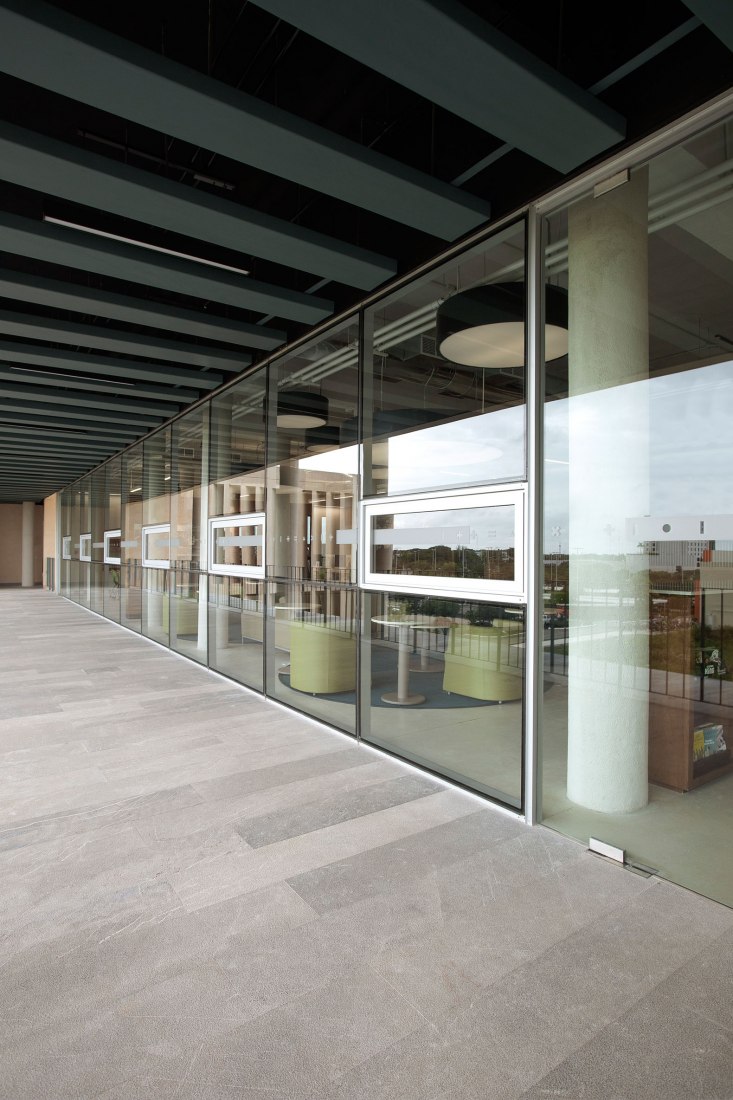 Escuela Bancaria y Comercial, EBC Campus Mérida por IUA Ignacio Urquiza Arquitectos. Fotografía por Estudio Urquiza (Ignacio Urquiza).