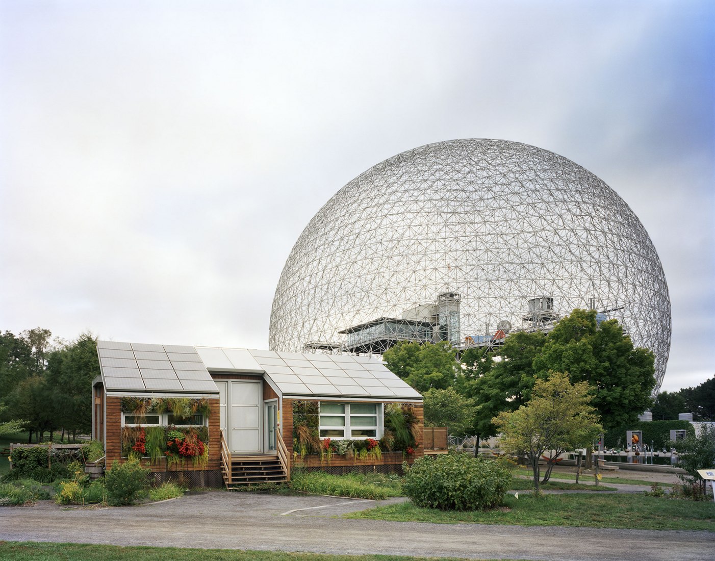 Feria Mundial de Montreal 1967, "El hombre y su mundo", Cúpula Geodésica de Buckminster Fuller con Casa Experimental Solar. Lost Utopias por Jade Doskow en la Galería Front Room. Cortesía © 2018 Jade Doskow/ Front Room Gallery