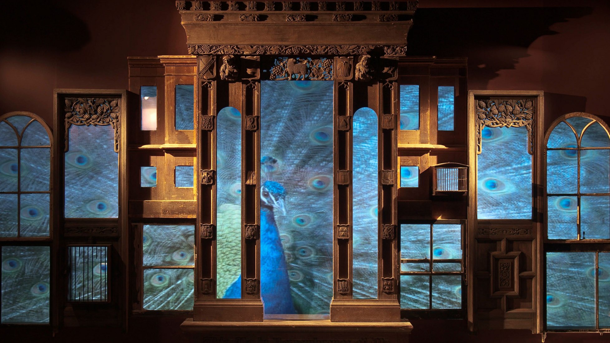 Retrospectre por Mat Collishaw, 2010. Madera, cristal, acero, espejos de vigilancia, proyector, 350 x 600 cm. Imagen cortesía del artista y Blain Southern. 