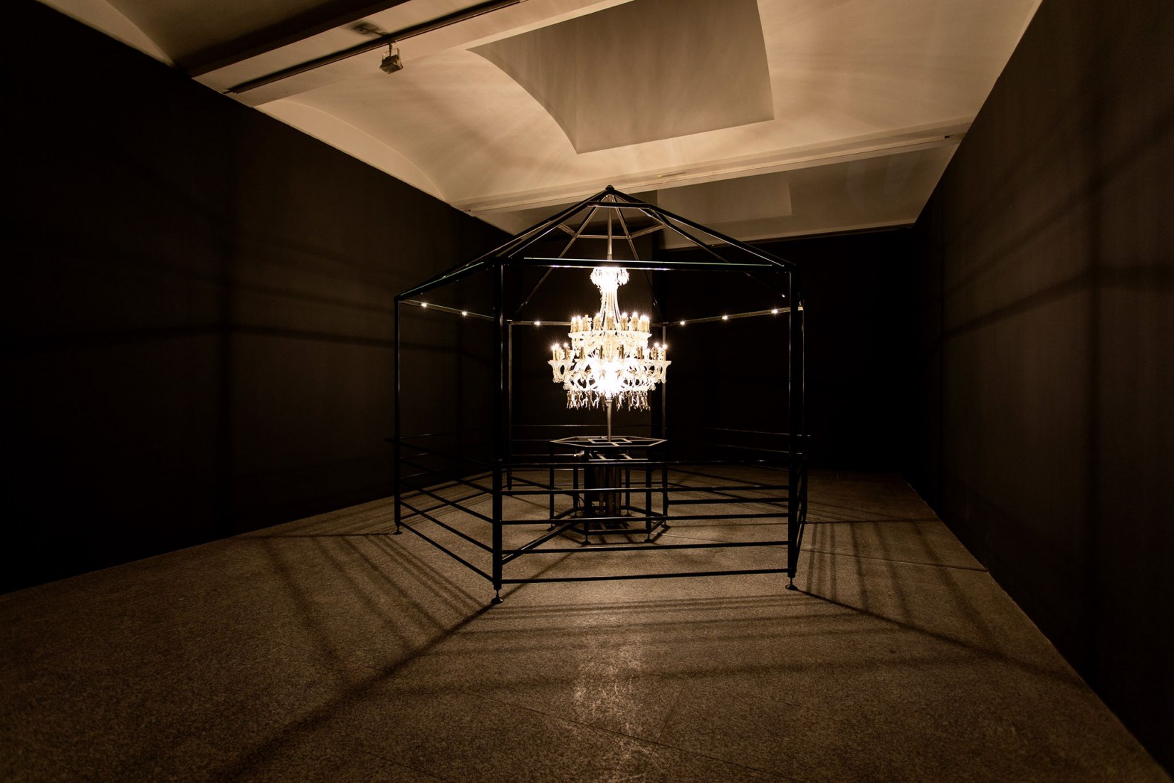 Vista de la instalación. Dialogues por Mat Collishaw, 2019. Imagen cortesía de Fundació Sorigué. 