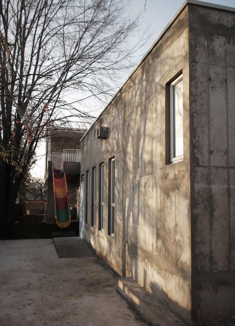 Fachada oeste del jardín infantil Lastra por Felipe Balmaceda. Fotografía © Francisca Tuca.