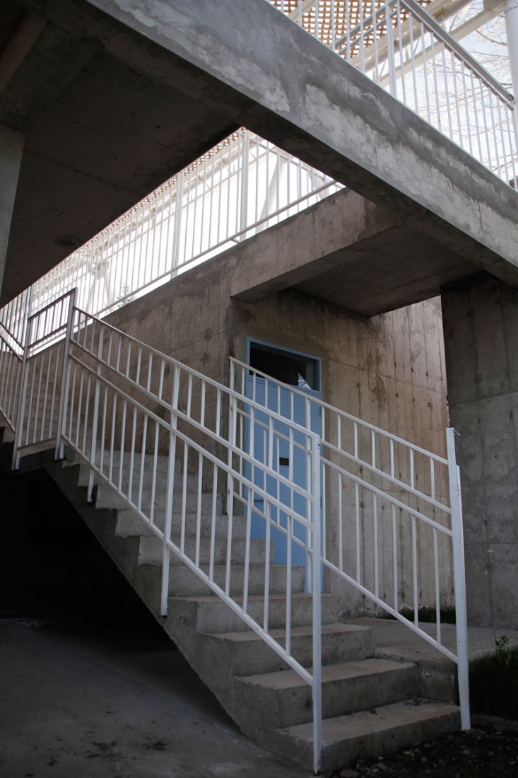 Escaleras de acceso al jardín infantil Lastra por Felipe Balmaceda. Fotografía © Francisca Tuca.