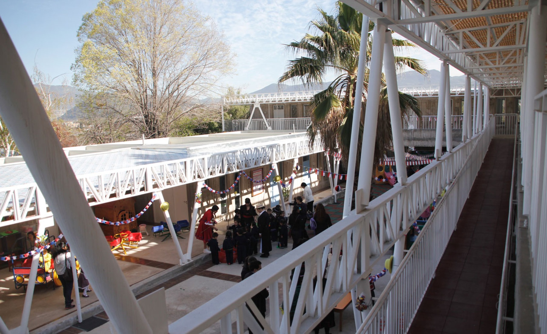 Patio interior desde el primer piso del jardín infantil Lastra por Felipe Balmaceda. Fotografía © Francisca Tuca.