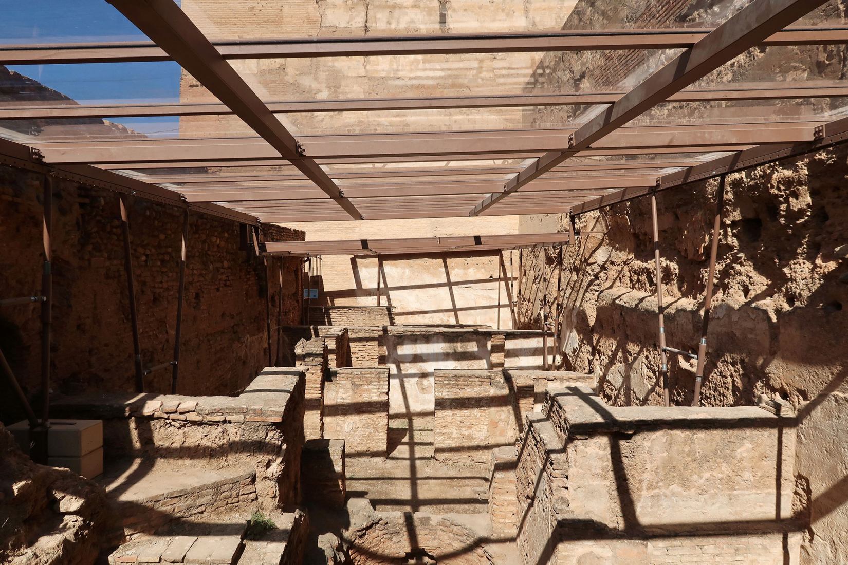 Protection of the Alcazaba Bath by Javier Lara García. Photograph by Alicia Jiménez Jiménez.