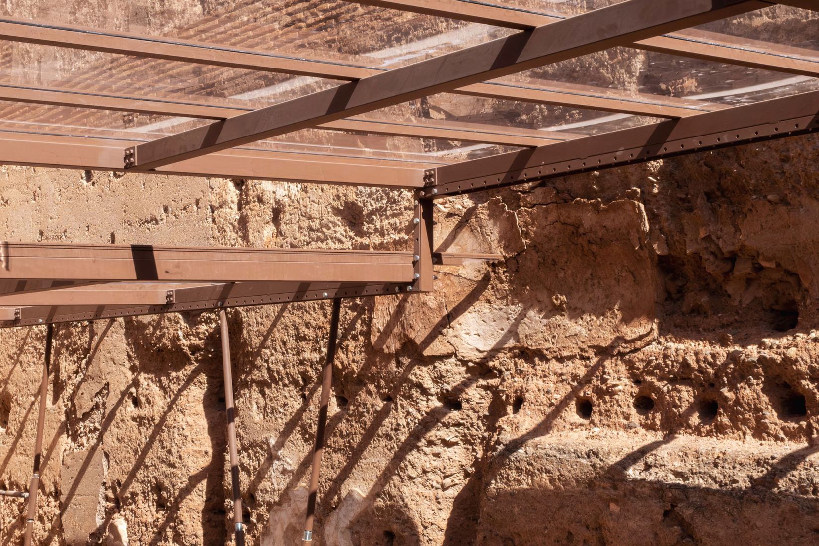 Protection of the Alcazaba Bath by Javier Lara García. Photograph by Alicia Jiménez Jiménez.