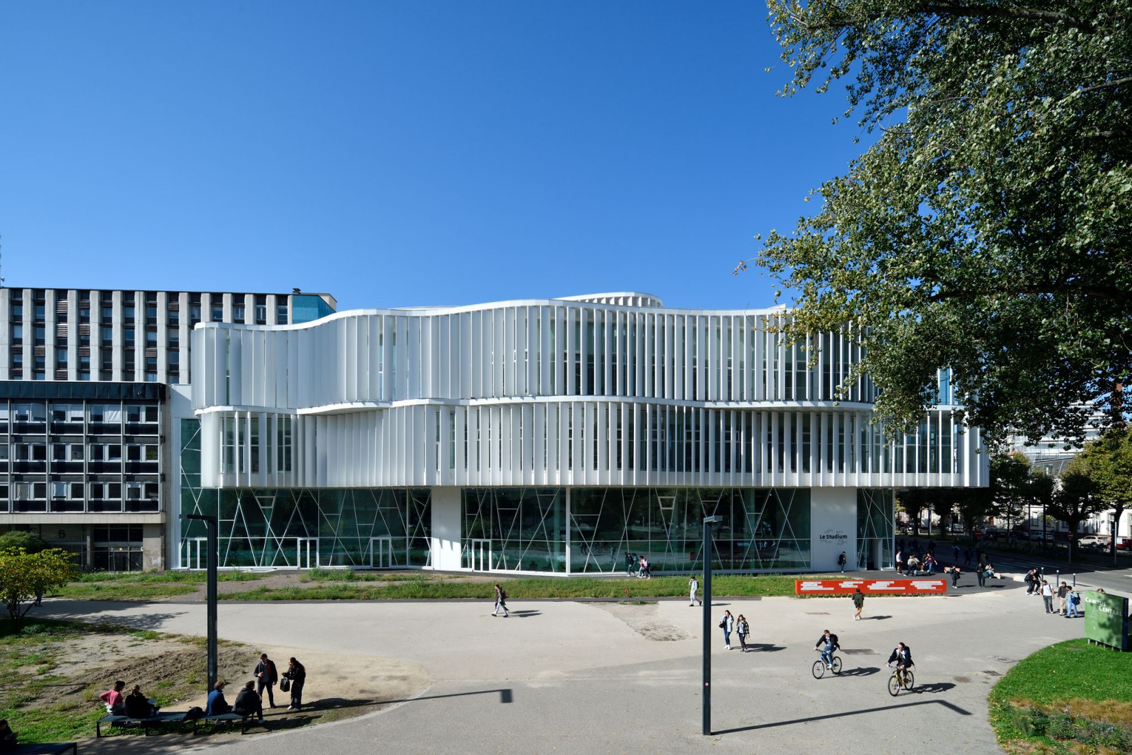 Centro de aprendizaje Le Studium por Jean-Pierre Lott Architecte. Fotografía por Christophe Bourgeois.