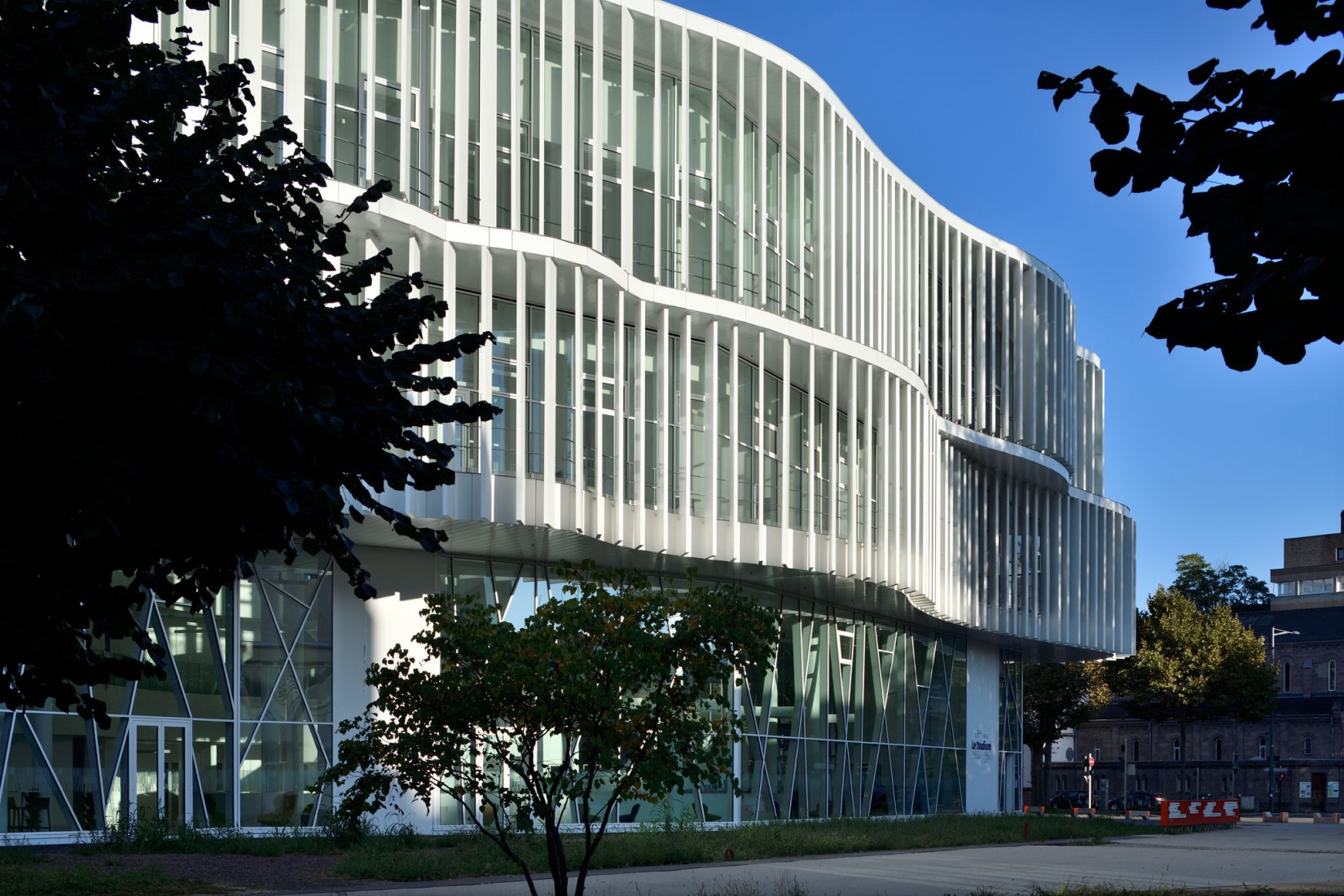 Centro de aprendizaje Le Studium por Jean-Pierre Lott Architecte. Fotografía por Christophe Bourgeois.