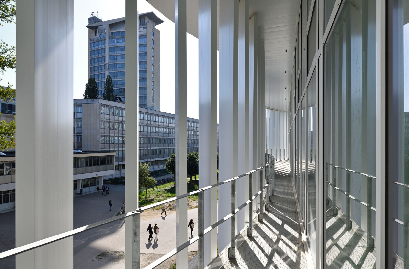 Centro de aprendizaje Le Studium por Jean-Pierre Lott Architecte. Fotografía por Christophe Bourgeois.