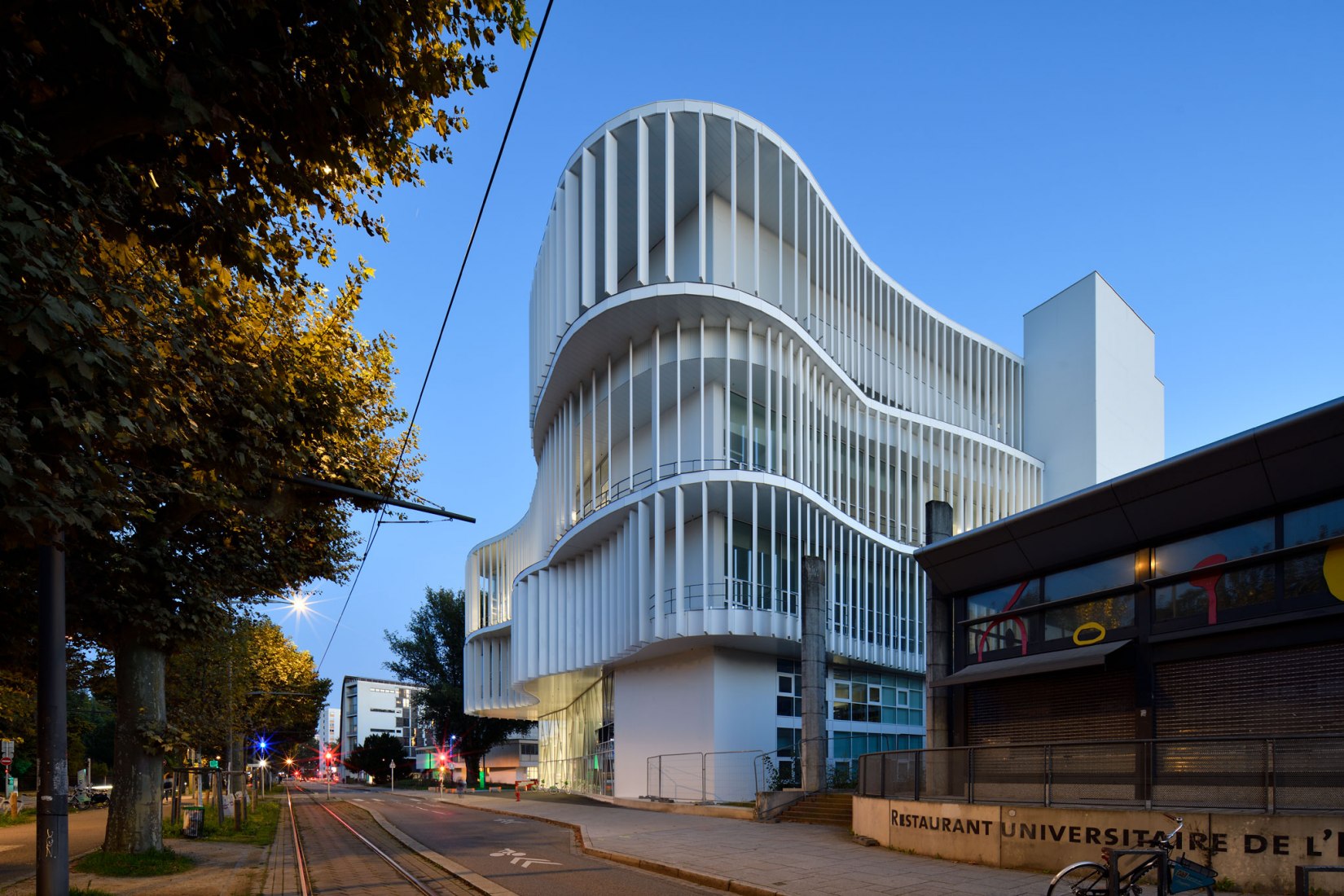 Centro de aprendizaje Le Studium por Jean-Pierre Lott Architecte. Fotografía por Christophe Bourgeois.