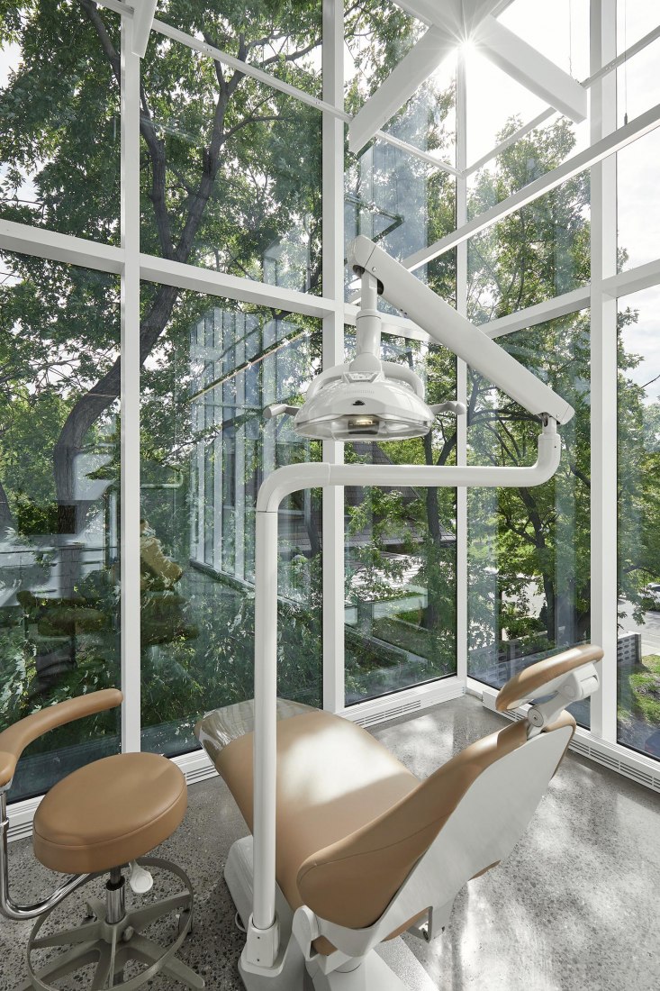 Clínica dental por Studio Jean Verville architectes. Fotografía por Maxime Brouillet.