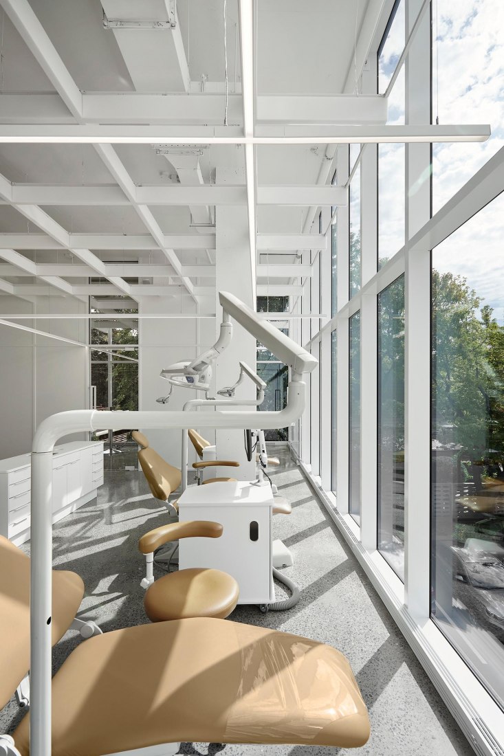 Clínica dental por Studio Jean Verville architectes. Fotografía por Maxime Brouillet.