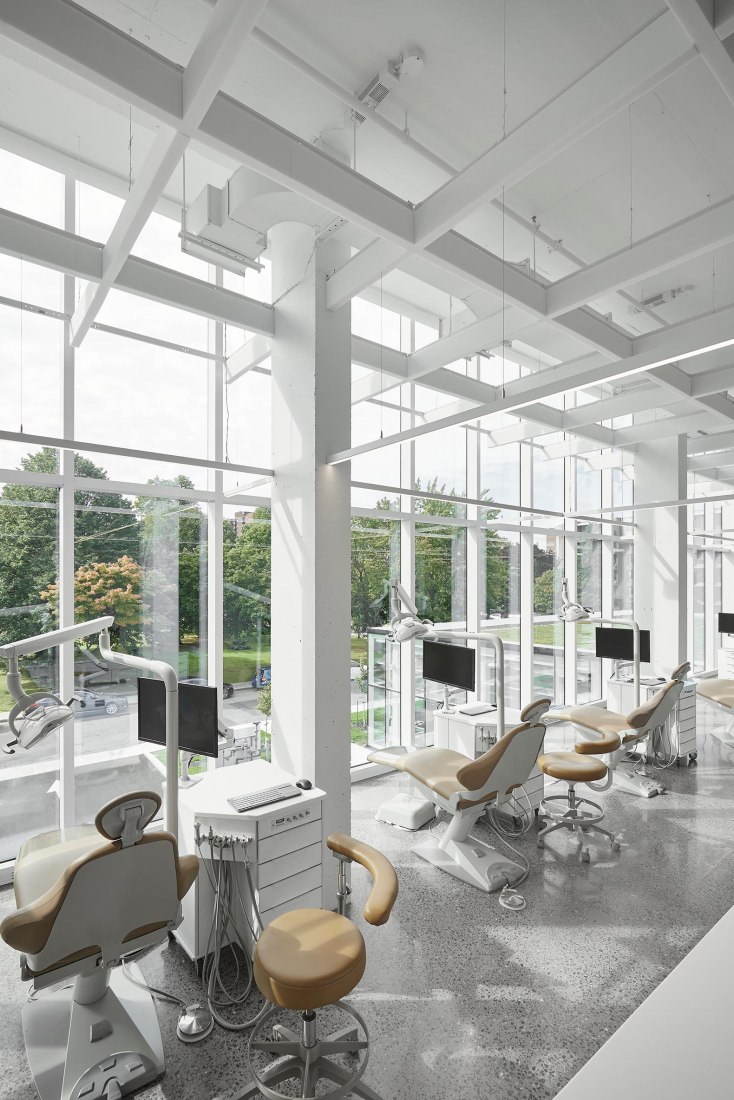 Clínica dental por Studio Jean Verville architectes. Fotografía por Maxime Brouillet.