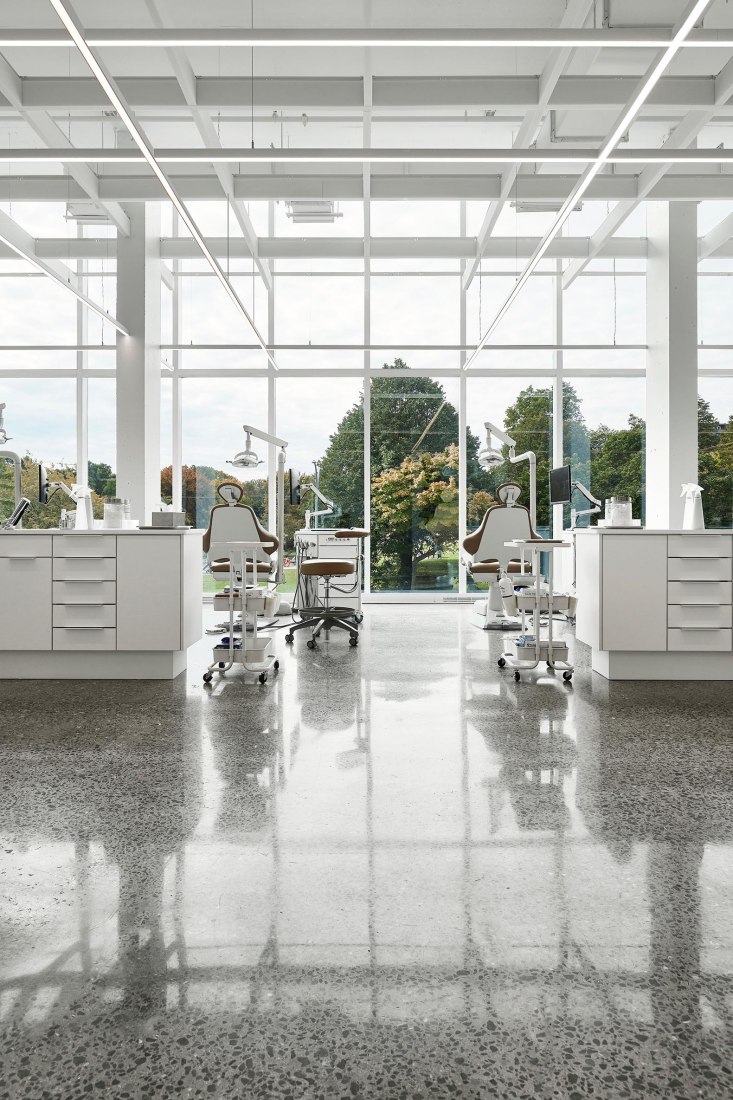 Clínica dental por Studio Jean Verville architectes. Fotografía por Maxime Brouillet.