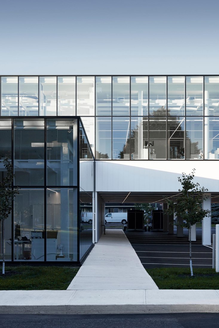 Clínica dental por Studio Jean Verville architectes. Fotografía por Maxime Brouillet.ean Verville arquitectos. Fotografía por Maxime Brouillet.