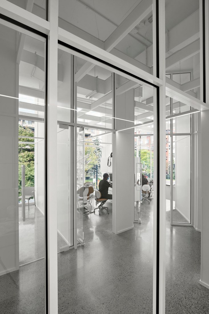 Clínica dental por Studio Jean Verville architectes. Fotografía por Maxime Brouillet.