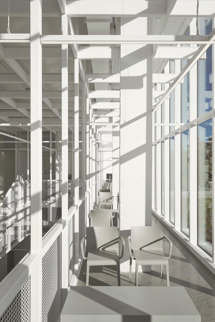 Clínica dental por Studio Jean Verville architectes. Fotografía por Maxime Brouillet.quitectos. Fotografía por Maxime Brouillet.
