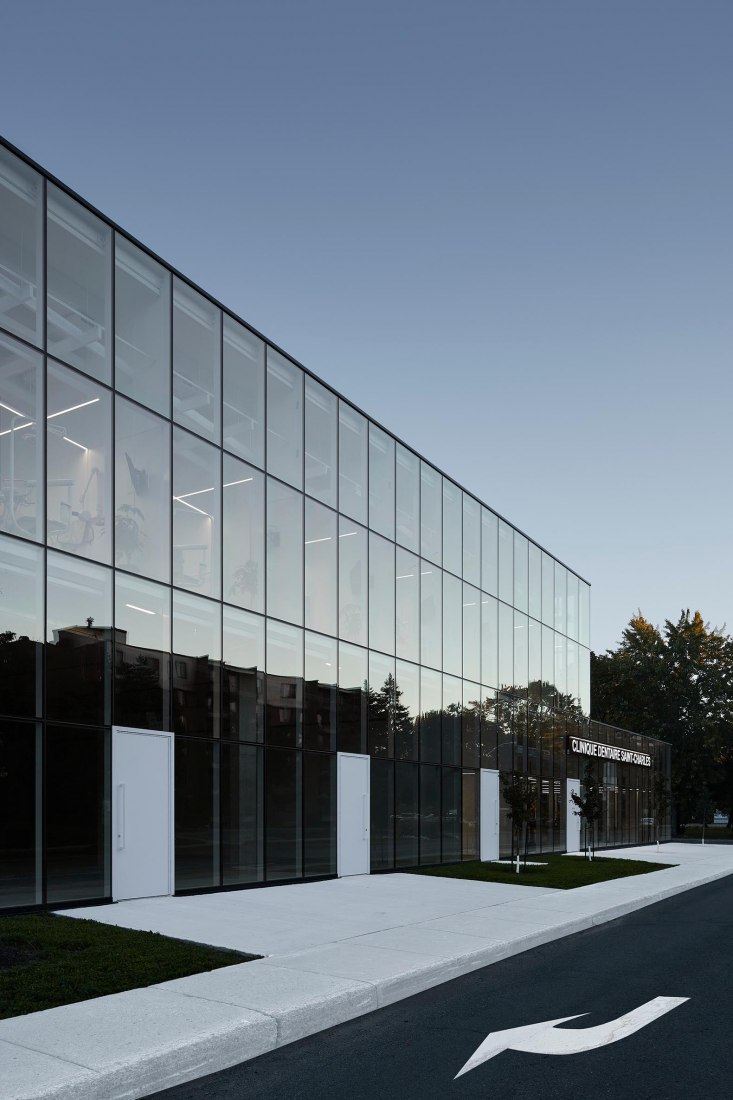 Clínica dental por Studio Jean Verville architectes. Fotografía por Maxime Brouillet.quitectos. Fotografía por Maxime Brouillet.