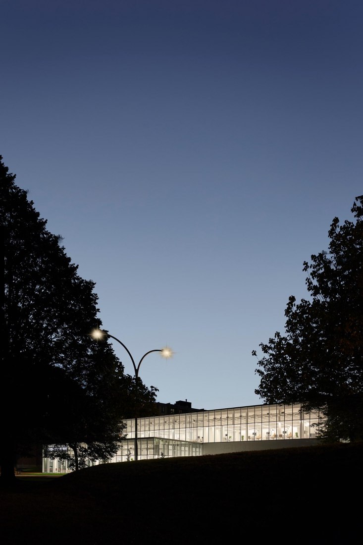 Clínica dental por Studio Jean Verville architectes. Fotografía por Maxime Brouillet.