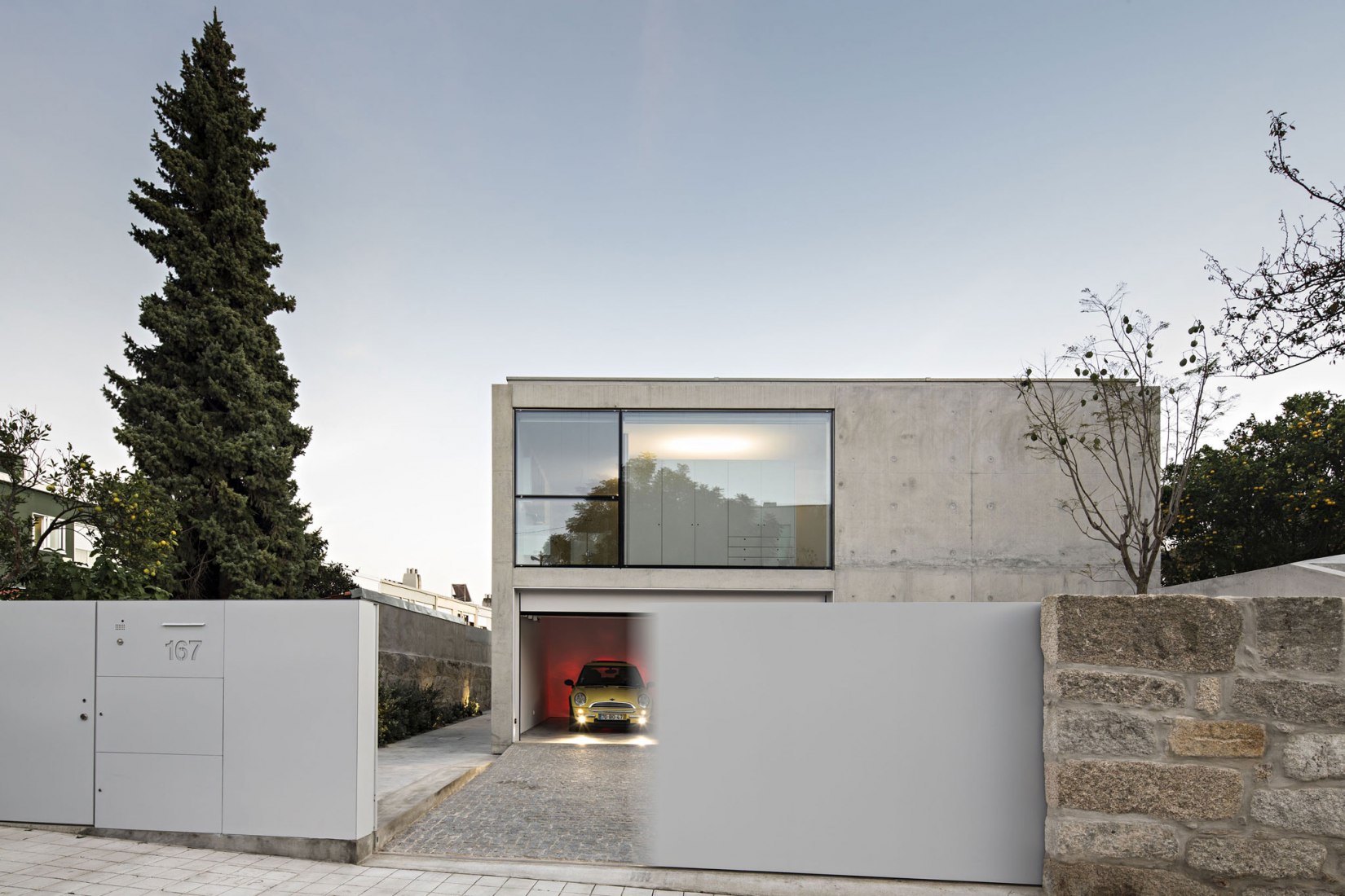 Entrada. Casa en Serralves por João Vieira de Campos. Fotografía por Nelson Garrido