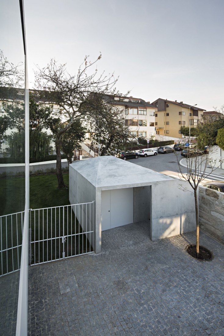 Vista desde el interior. Casa en Serralves por João Vieira de Campos. Fotografía por Nelson Garrido