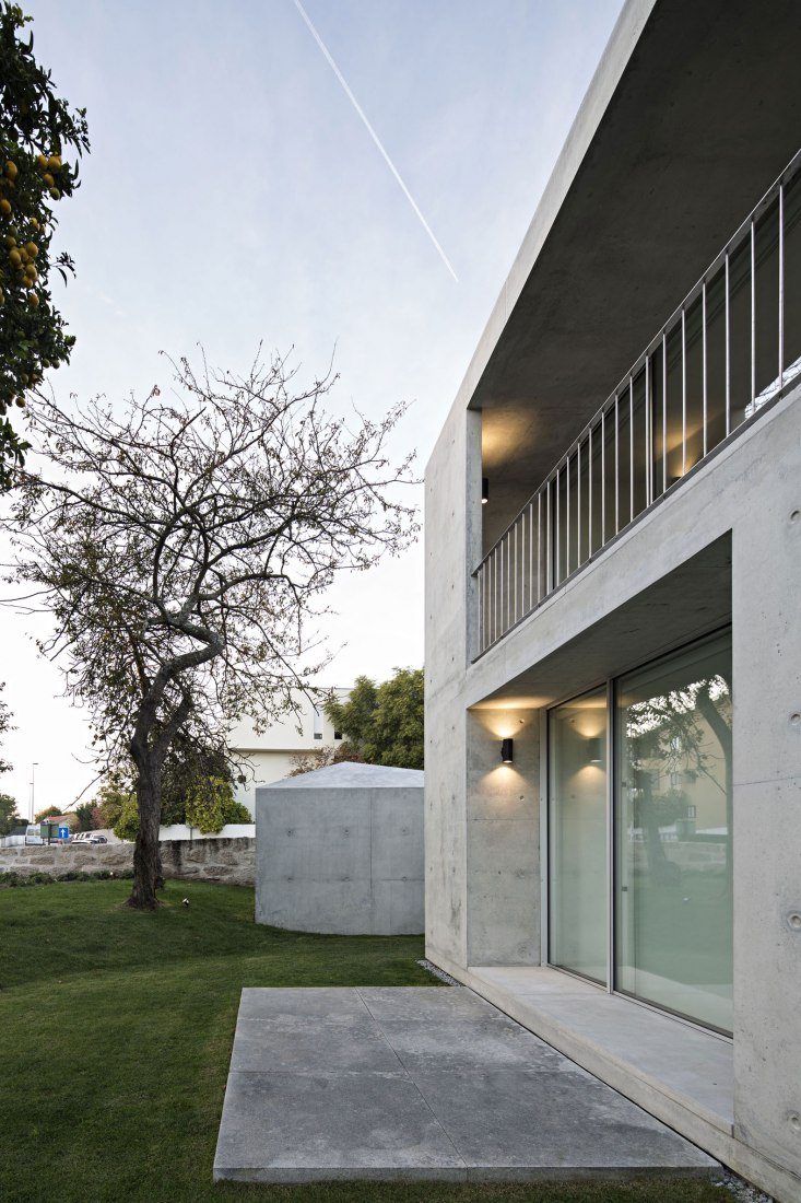 Patio interior. Casa en Serralves por João Vieira de Campos. Fotografía por Nelson Garrido