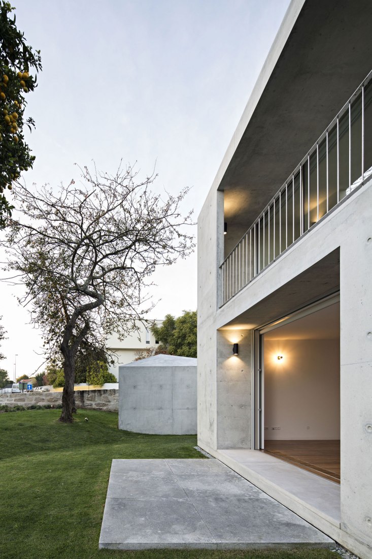 Patio interior. Casa en Serralves por João Vieira de Campos. Fotografía por Nelson Garrido