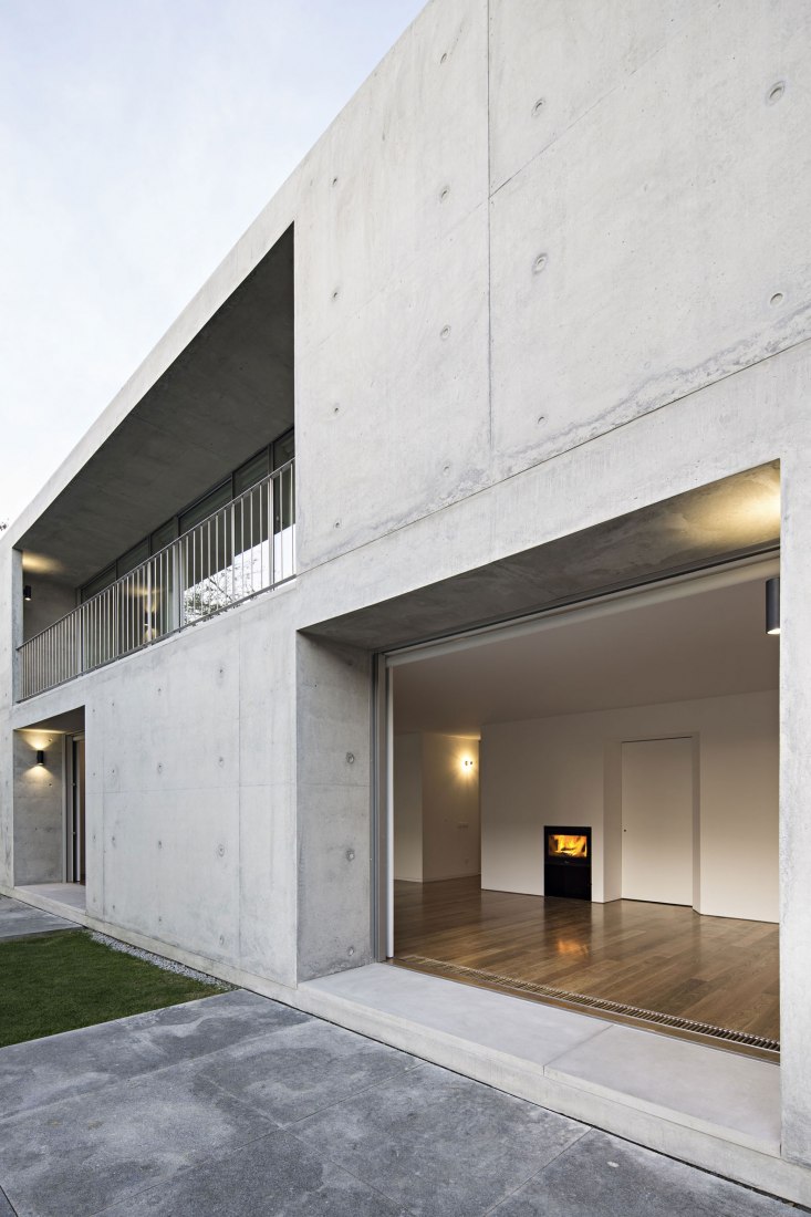 Vista al salón. Casa en Serralves por João Vieira de Campos. Fotografía por Nelson Garrido