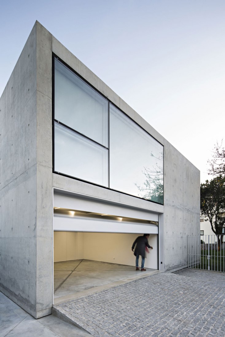 Fachada principal. Casa en Serralves por João Vieira de Campos. Fotografía por Nelson Garrido