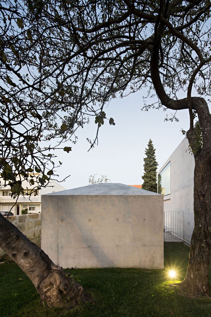 Vista nocturna. Casa en Serralves por João Vieira de Campos. Fotografía por Nelson Garrido