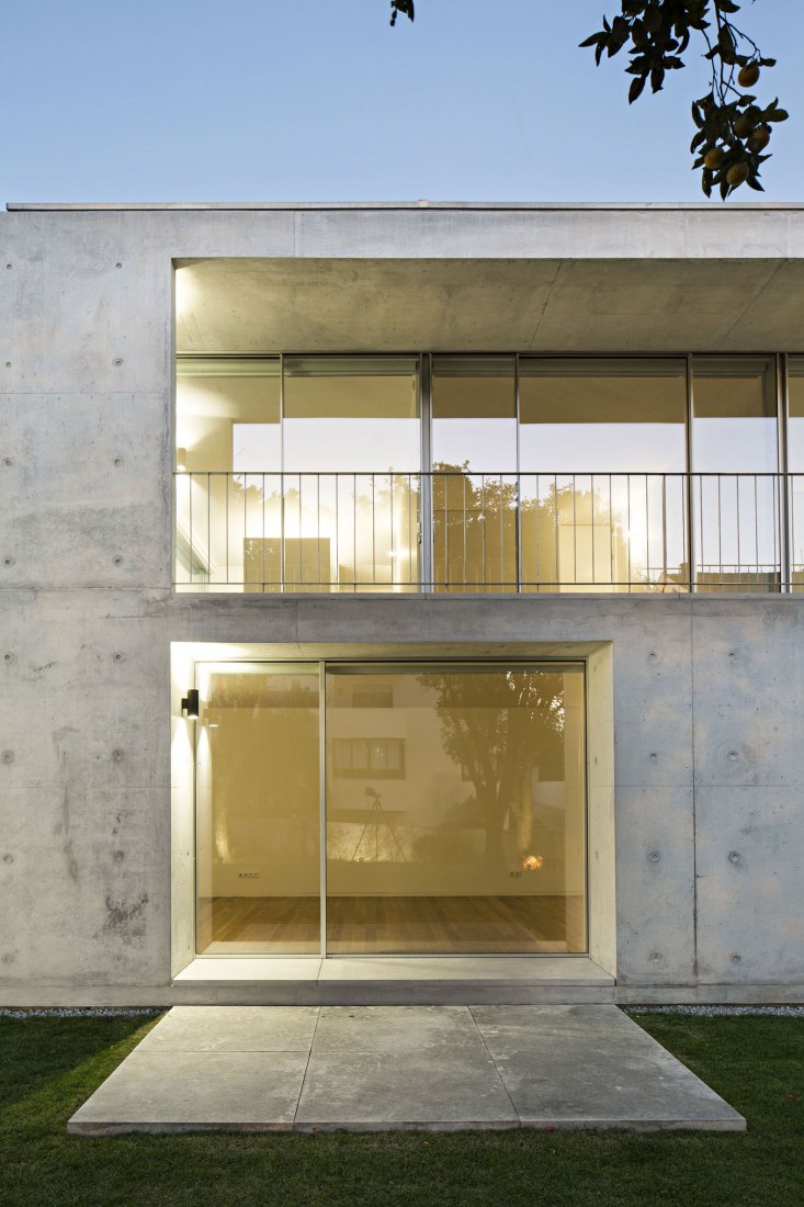 Vista nocturna. Casa en Serralves por João Vieira de Campos. Fotografía por Nelson Garrido