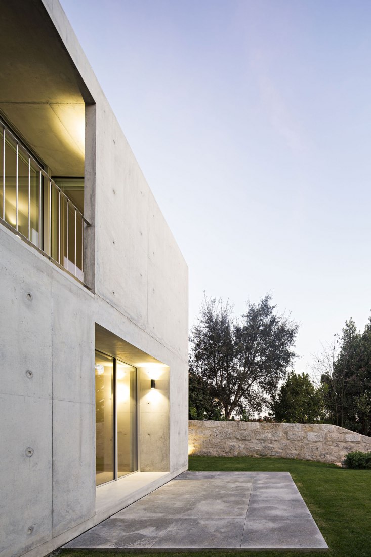 Vista nocturna. Casa en Serralves por João Vieira de Campos. Fotografía por Nelson Garrido