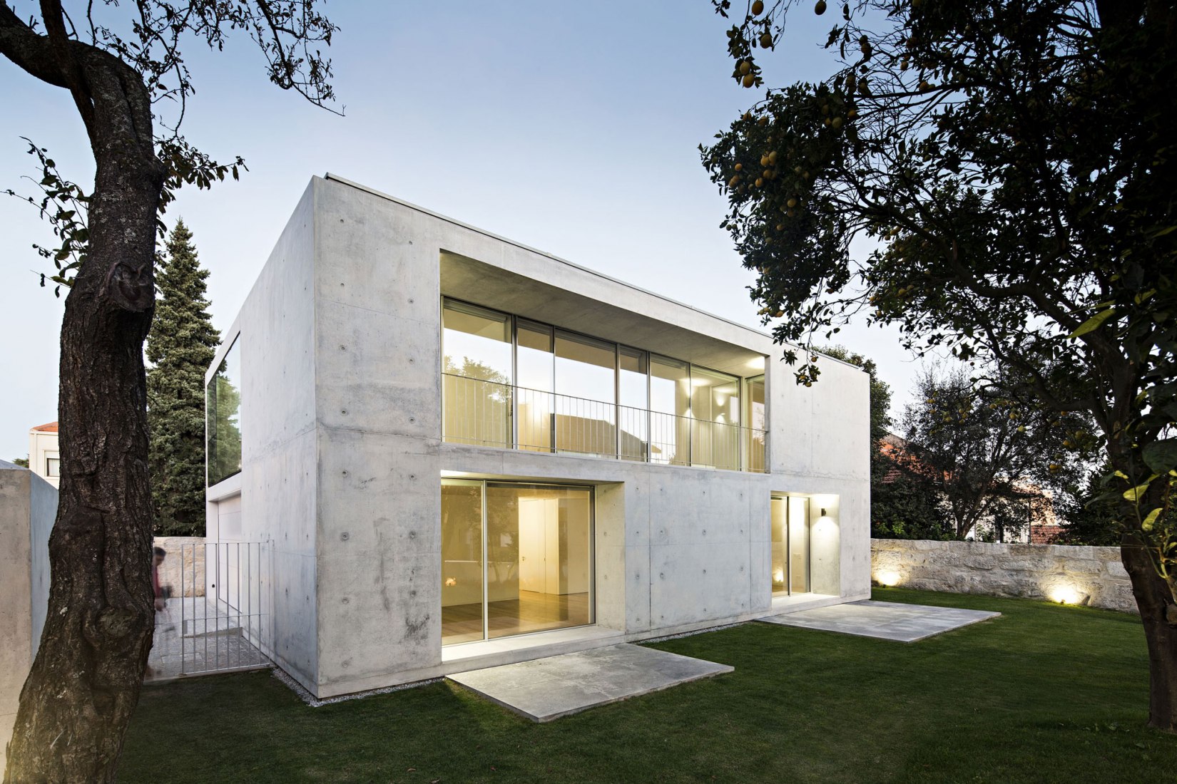 Vista nocturna. Casa en Serralves por João Vieira de Campos. Fotografía por Nelson Garrido