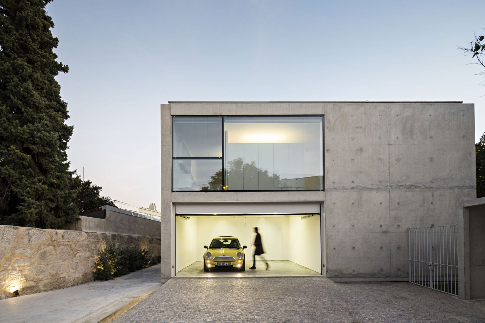 Vista nocturna. Casa en Serralves por João Vieira de Campos. Fotografía por Nelson Garrido