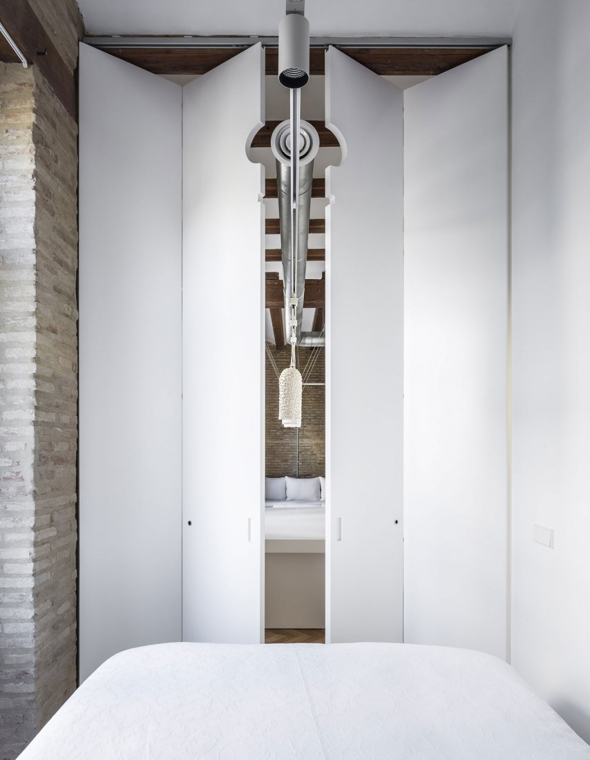 Bedroom. "Cuentos: Late Night Tales" by Joaquín Juberías & Víctor Cano Ciborro. Photograph by German Cabo