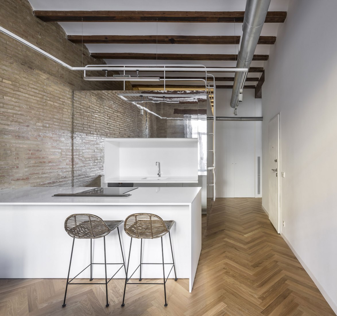 Kitchen and room's door. "Cuentos: Late Night Tales" by Joaquín Juberías & Víctor Cano Ciborro. Photograph by German Cabo