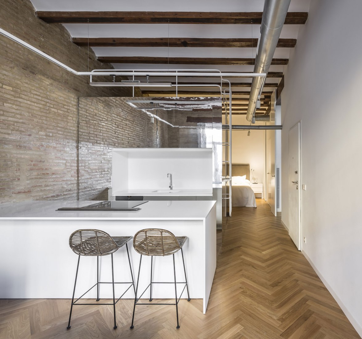 Kitchen and room's door. "Cuentos: Late Night Tales" by Joaquín Juberías & Víctor Cano Ciborro. Photograph by German Cabo