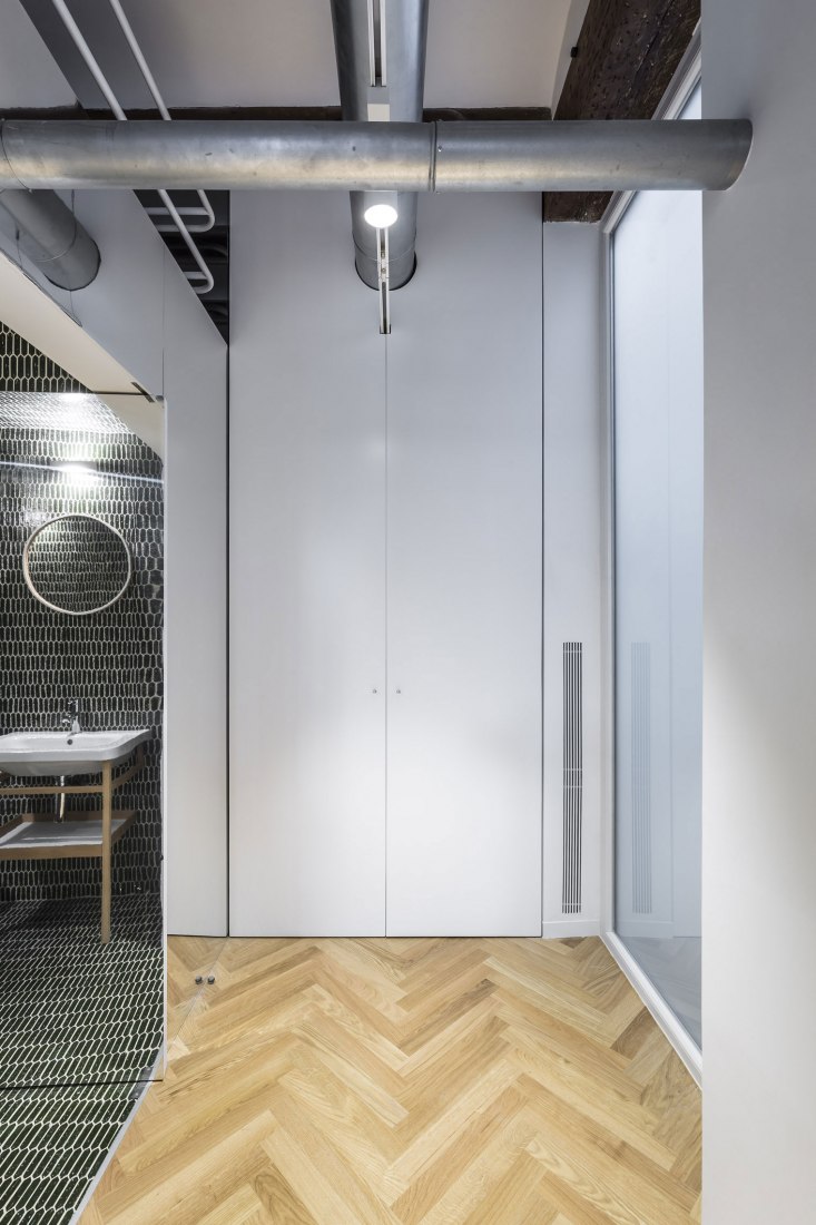 Room's door. "Cuentos: Late Night Tales" by Joaquín Juberías & Víctor Cano Ciborro. Photograph by German Cabo