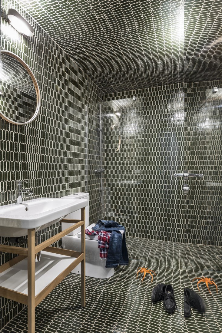 Bathroom. "Cuentos: Late Night Tales" by Joaquín Juberías & Víctor Cano Ciborro. Photograph by German Cabo