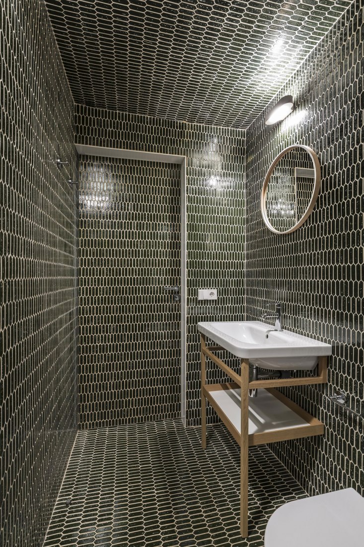 Bathroom. "Cuentos: Late Night Tales" by Joaquín Juberías & Víctor Cano Ciborro. Photograph by German Cabo