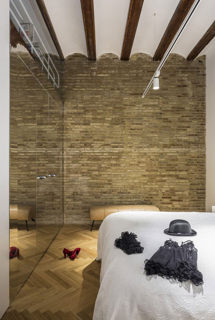 Bedroom. "Cuentos: Late Night Tales" by Joaquín Juberías & Víctor Cano Ciborro. Photograph by German Cabo