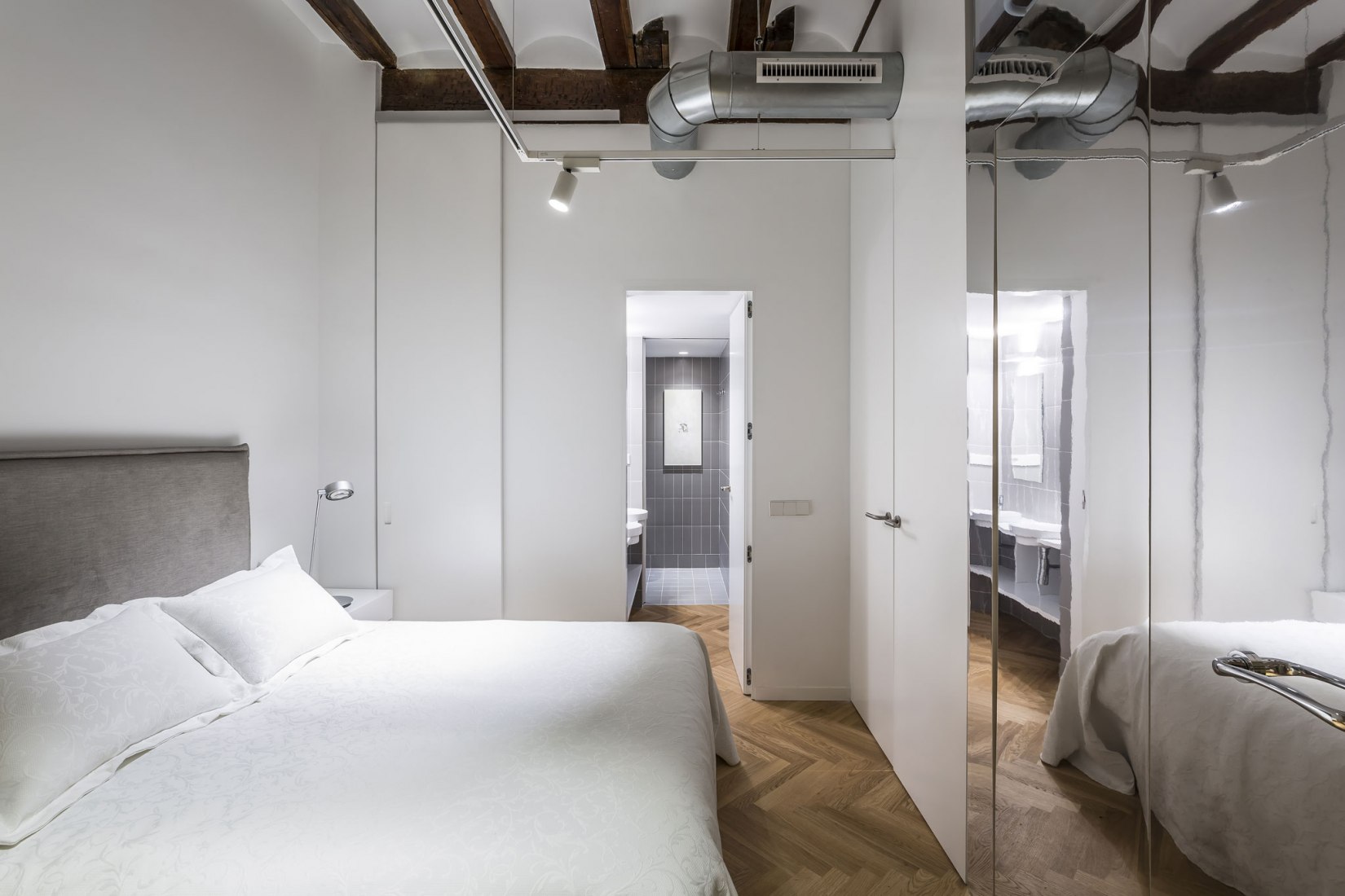 Bedroom. "Cuentos: Late Night Tales" by Joaquín Juberías & Víctor Cano Ciborro. Photograph by German Cabo