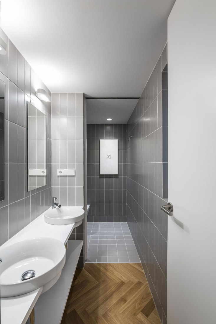 Bathroom. "Cuentos: Late Night Tales" by Joaquín Juberías & Víctor Cano Ciborro. Photograph by German Cabo