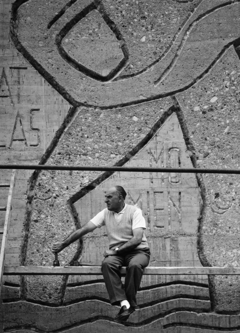 Joaquín Vaquero Palacios trabajando en los relieves del acceso a la Central de Miranda, h. 1962. Joaquín Vaquero Palacios. "La belleza de lo descomunal. Asturias, 1954-1980." © Archivo Vaquero