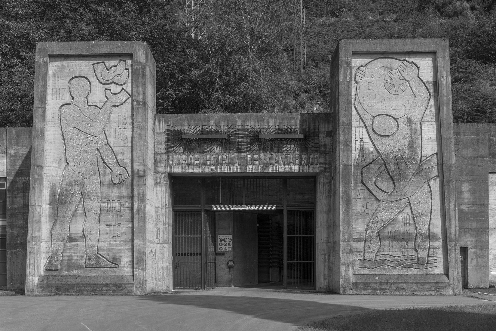 Joaquín Vaquero Palacios, integración artística en la Central hidroeléctrica de Miranda (Asturias), 1956- 1962. Joaquín Vaquero Palacios. "La belleza de lo descomunal. Asturias, 1954-1980." © Joaquín Vaquero Palacios, VEGAP, Madrid, 2018. © Fotografía: Luis Asín