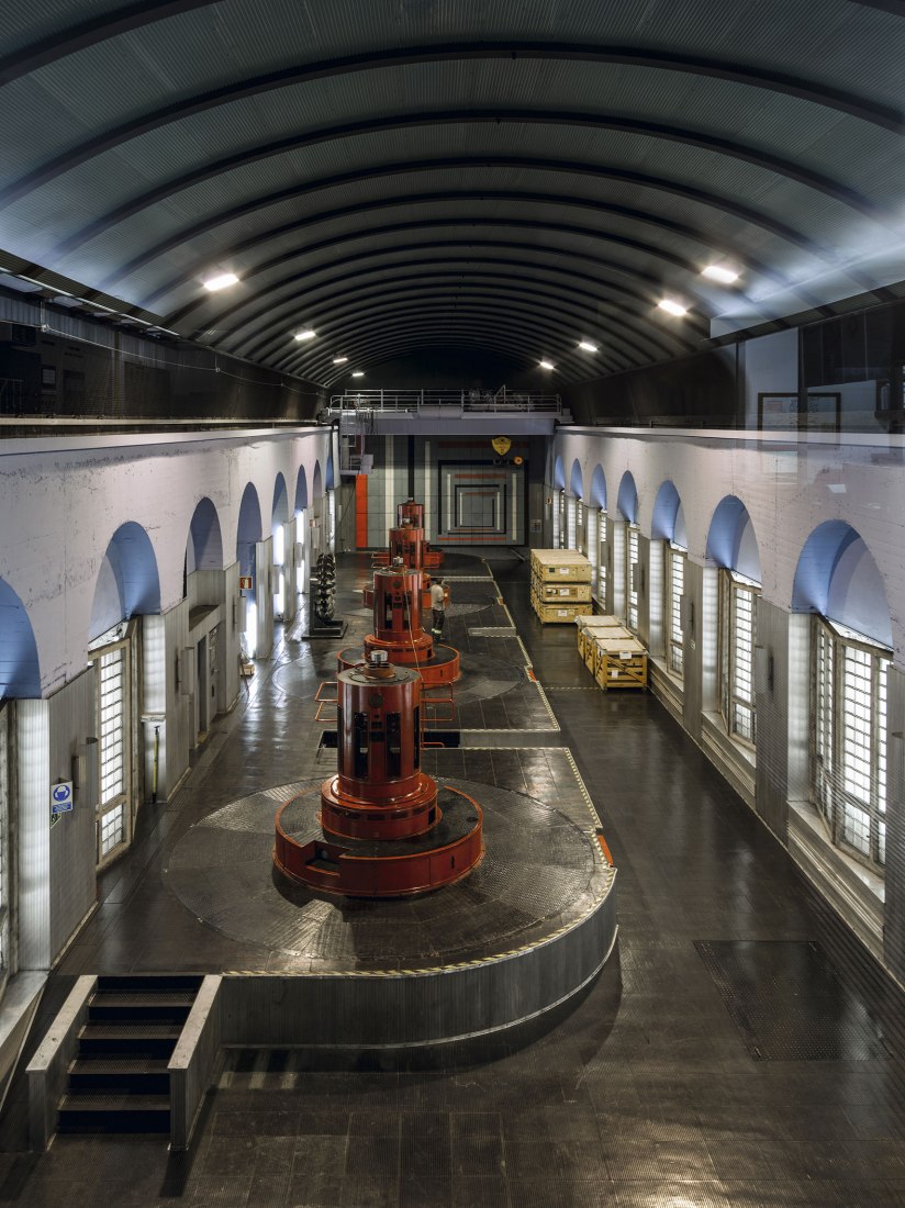 Joaquín Vaquero Palacios, integración artística en la Central hidroeléctrica de Miranda (Asturias), 1956- 1962. Joaquín Vaquero Palacios. "La belleza de lo descomunal. Asturias, 1954-1980." © Joaquín Vaquero Palacios, VEGAP, Madrid, 2018. © Fotografía: Luis Asín