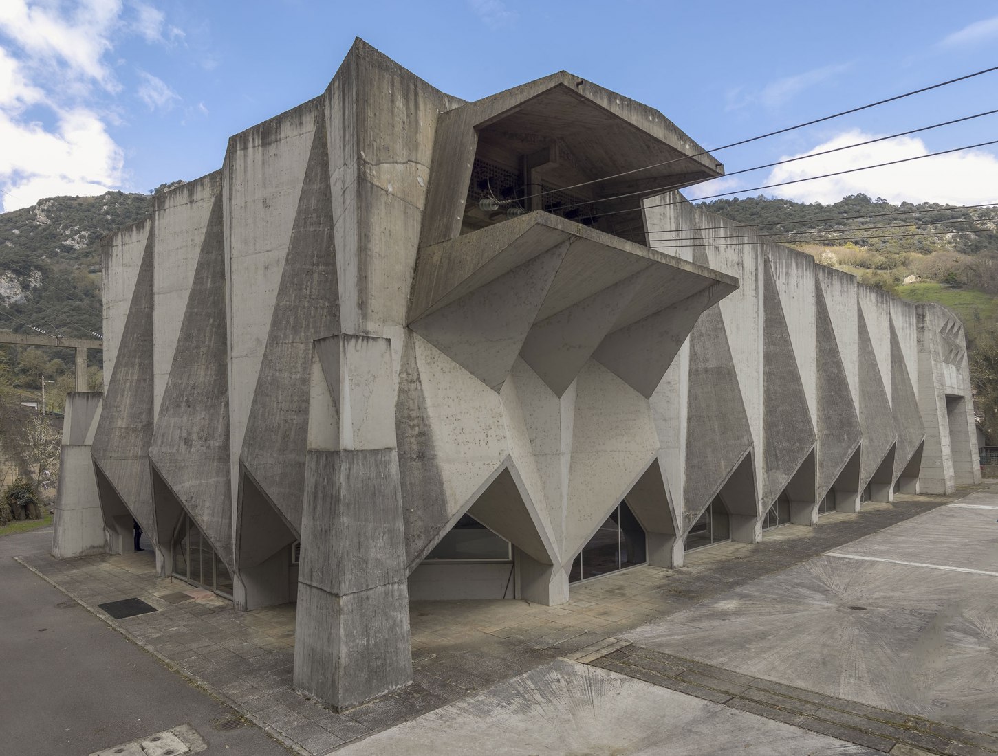 Joaquín Vaquero Palacios, Central hidroeléctrica de Proaza (Asturias), 1964- 1968. Joaquín Vaquero Palacios. "La belleza de lo descomunal. Asturias, 1954-1980." © Joaquín Vaquero Palacios, VEGAP, Madrid, 2018. © Fotografía: Luis Asín